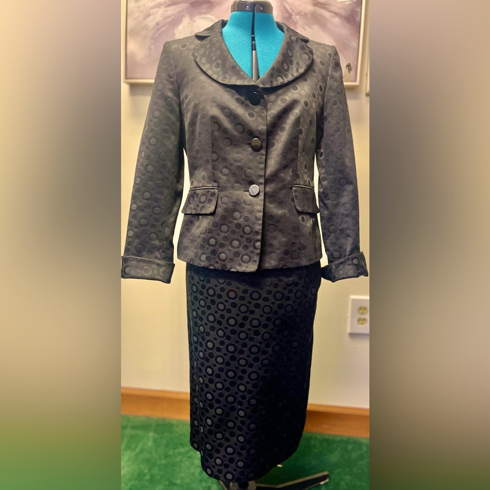 Contemporary 2 Pc Jones Wear Black Skirt Suit SZ-8! Very Nice!